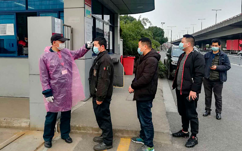 All personnel must wear masks and have their body temperature taken in order to enter the company and take the shuttle bus.